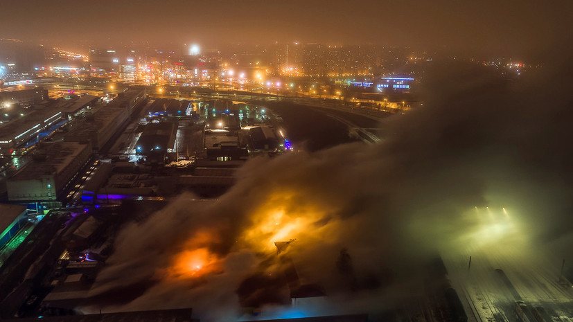 Пожарные ликвидировали открытое горение на складе с бумагой в Петербурге