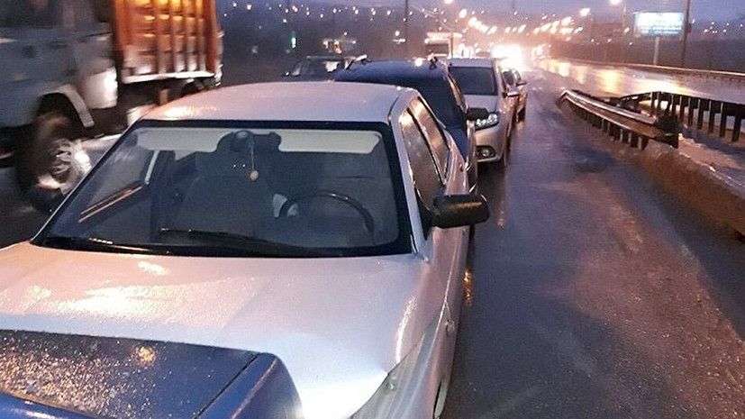 В Волгограде из-за гололёда столкнулись девять автомобилей