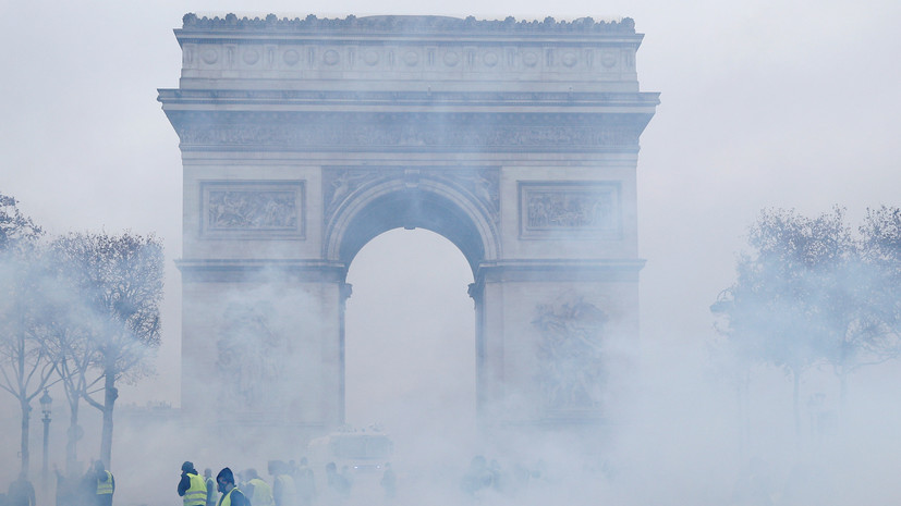 В Париже 13 человек обвиняются в разграблении Триумфальной арки