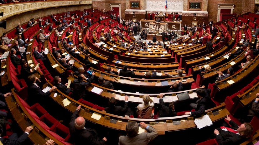 Нацсобрание Франции одобрило мораторий на повышение налогов на топливо