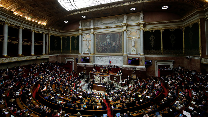 Парламент Франции намерен вынести на обсуждение вотум недоверия кабмину