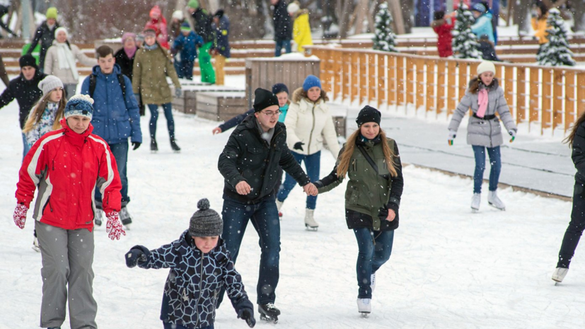 Катки с натуральным и искусственным льдом откроются в 23 парках Москвы