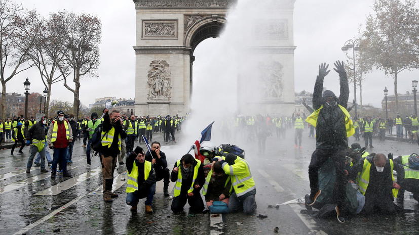 Во Франции заявили о попытках свергнуть власть с помощью «жёлтых жилетов»