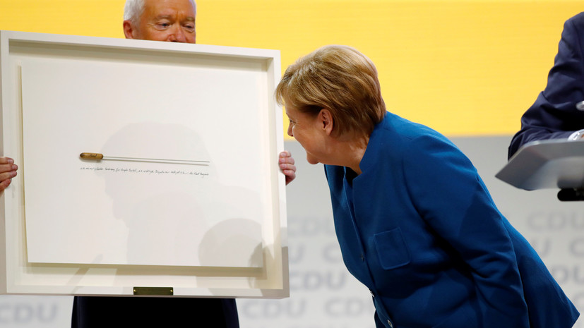 Уходящей с поста председателя ХДС Меркель подарили дирижёрскую палочку
