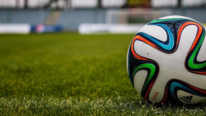 В чемпионате Болгарии тренер упал на колени, умоляя судью добавить больше времени к матчу