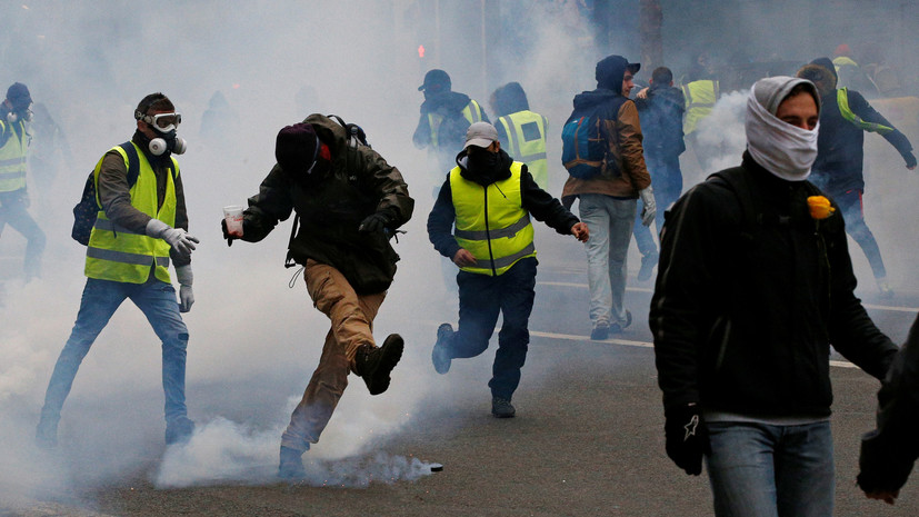 Корреспондент РИА Новости пострадала во время протестов в Париже