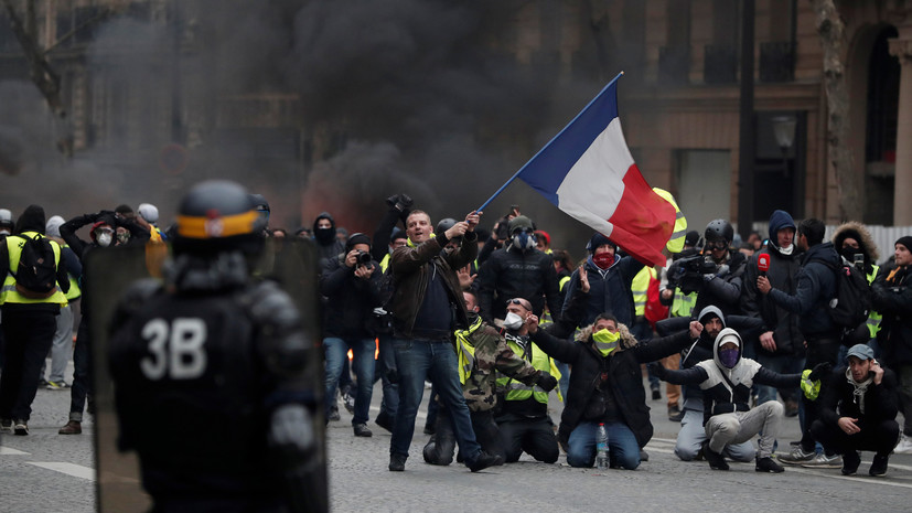 Тридцать человек пострадали в ходе протестов в Париже
