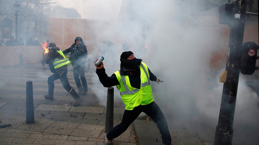 Полиция обыскала стрингера Ruptly во время протестов в Париже