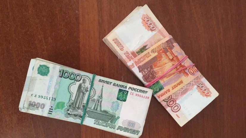 Украинец попытался провезти в Россию почти 1 млн рублей в ботинках
