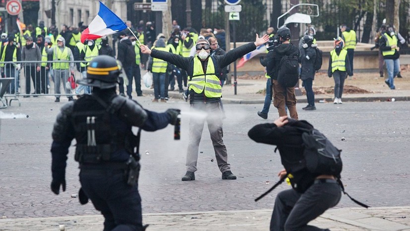 В Париже применили слезоточивый газ против протестующих школьников