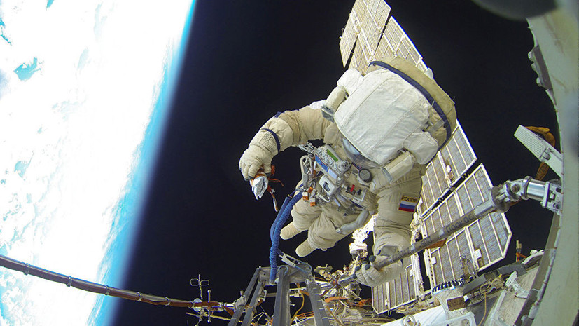 Российские космонавты вышли в открытый космос для исследования обшивки «Союза»