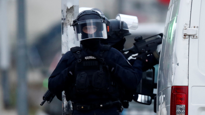 В Брюсселе полицейские застрелили напавшего на них с саблей мужчину