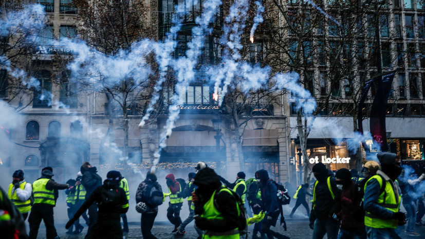 «Макрону придётся изменить своё поведение»: почему французы продолжают выходить на акции «жёлтых жилетов»