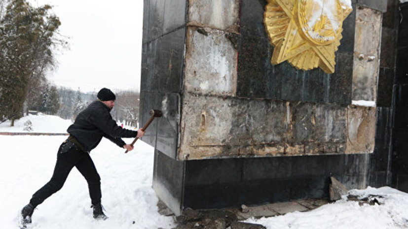 Во Львове начали демонтировать стелу Монумента Славы