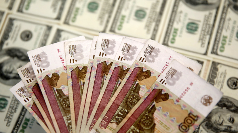 Рубль растёт к доллару на открытии торгов