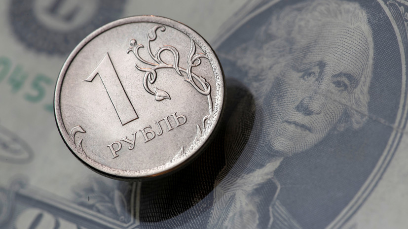 На открытии торгов рубль растёт к евро и доллару