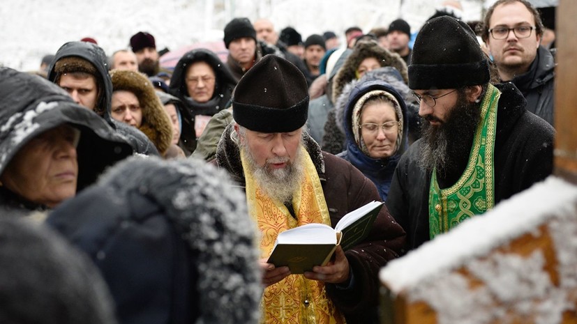 Верующие проводят молебен у Рады против переименования УПЦ