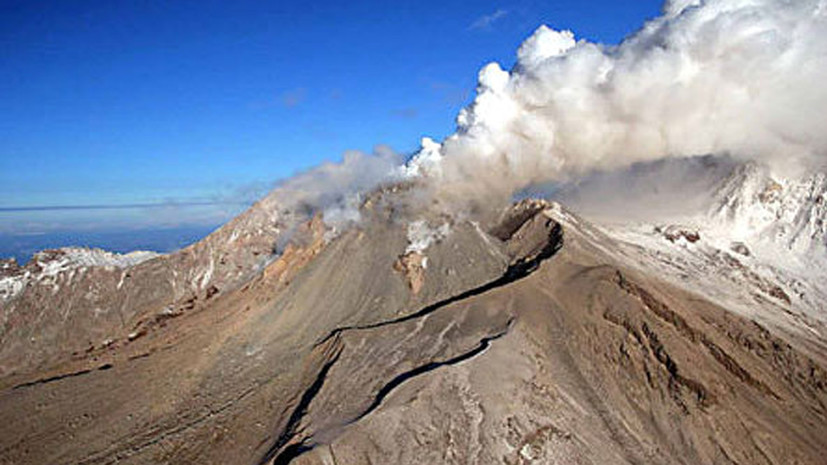 Вулкан Шивелуч на Камчатке выбросил второй за сутки столб пепла