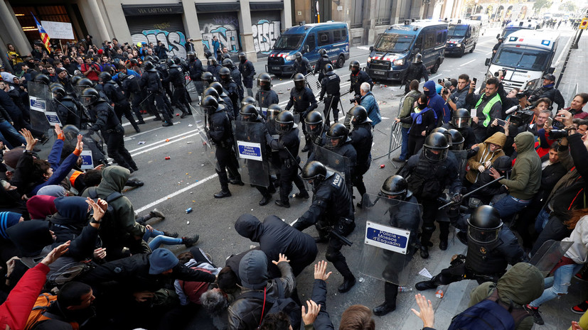 В Барселоне произошли столкновения между полицией и протестующими