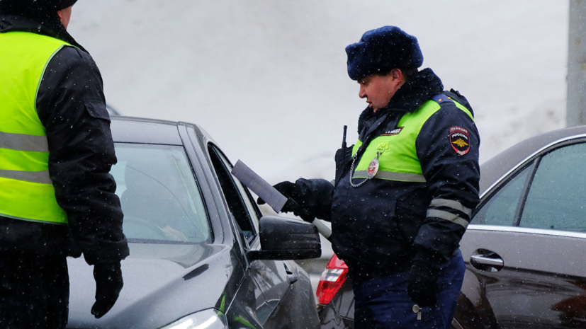 Полиция вскрывает автомобиль