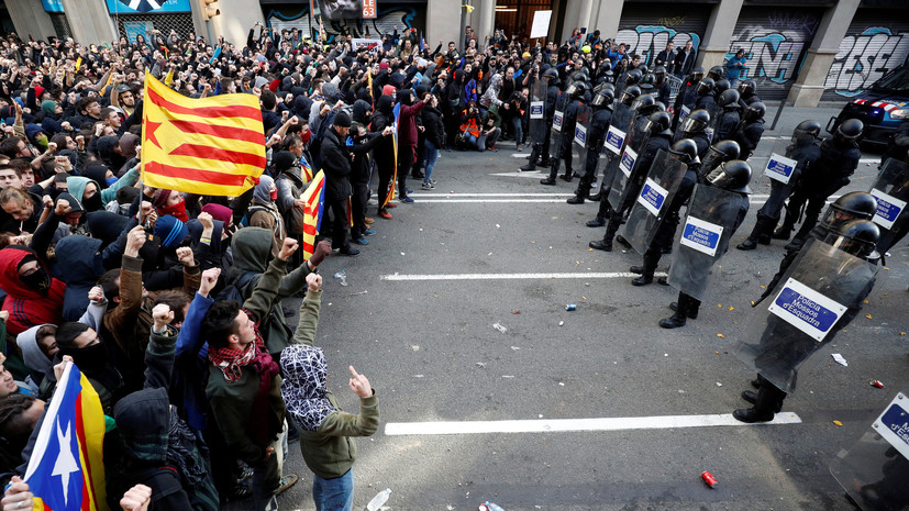 Полиция: число пострадавших на протестах в Барселоне превысило 60