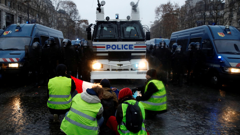 В Париже на акции протестов «жёлтых жилетов» вышли около 800 человек
