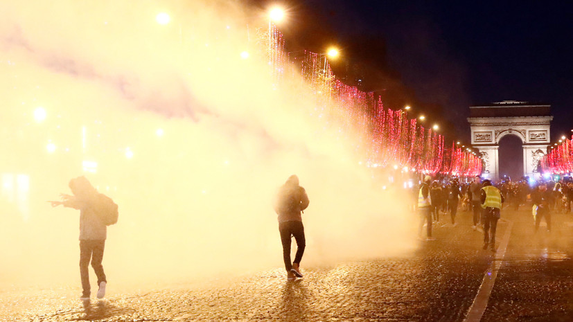 Полиция начала разгонять водомётами участников протестов в Париже