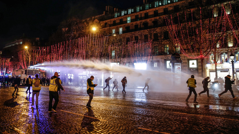 Число задержанных в ходе протестов «жёлтых жилетов» во Франции возросло до 220
