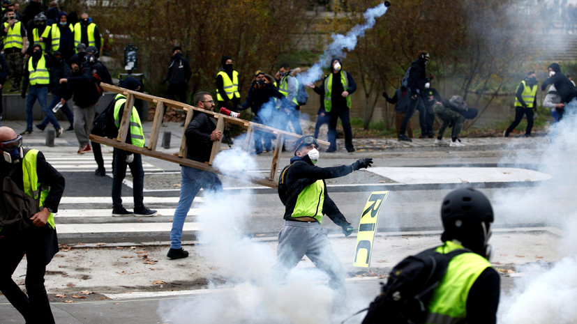 Во Франции расследуют нападение на полицейских на акции «жёлтых жилетов»