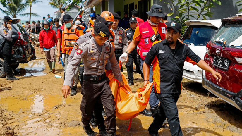 Число жертв цунами в Индонезии возросло до 373