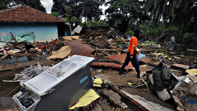 Число жертв цунами в Индонезии возросло до 429