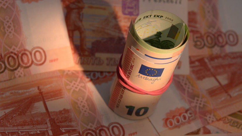 Предновогоднее колебание: почему курс евро впервые за три месяца превысил 79 рублей