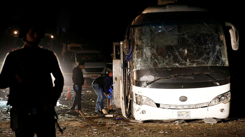 В МВД Египта сообщили о двух погибших и 12 пострадавших при взрыве в автобусе