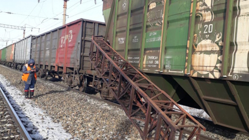 Пять вагонов грузового поезда сошли с рельсов в Амурской области