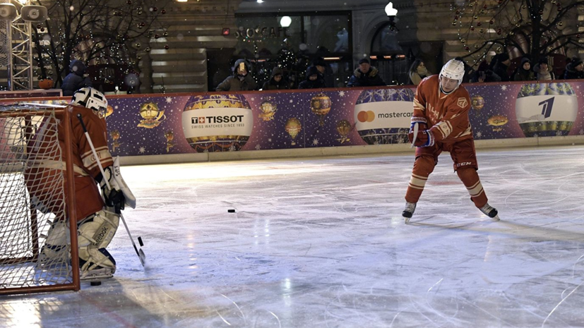 Путин вышел на лёд катка на Красной площади в матче Ночной хоккейной лиги