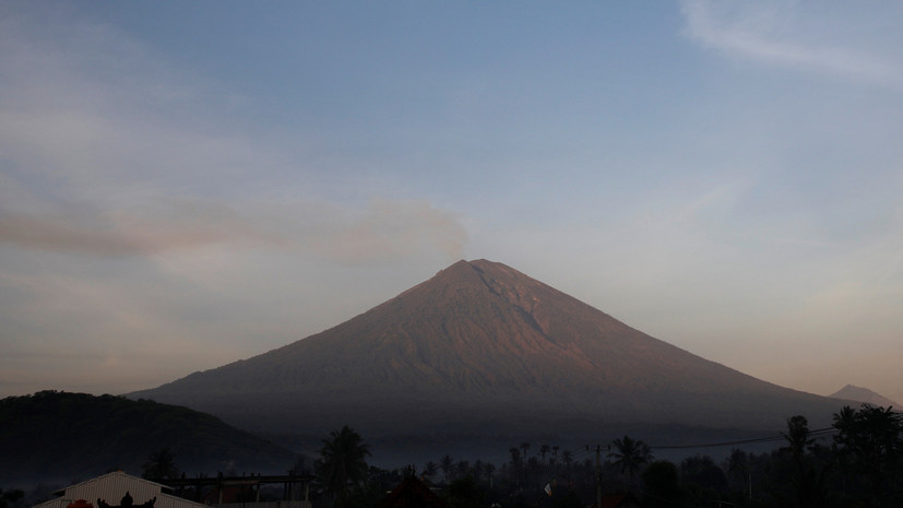 Посольство России призвало не посещать районы вблизи вулкана Агунг на Бали