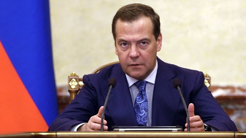 Медведев увеличил срок пребывания в России для жителей Донбасса