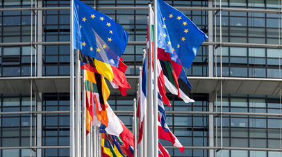 Флаги стран ЕС перед зданием Европарламента в Страсбурге