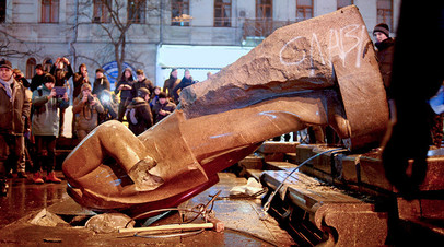 Снос памятника Ленину в Киеве, 8 декабря 2013 г.