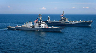 Эскадренный миноносец  типа «Портер» и флагманский корабль 6-го флота США «Маунт Уитни» во время американо-украинских учений Sea Breeze в июле 2018-го.