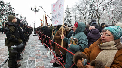 Верующие у здания Верховной рады в Киеве протестуют против лишения канонической Украинской православной церкви Московского патриархата её названия 