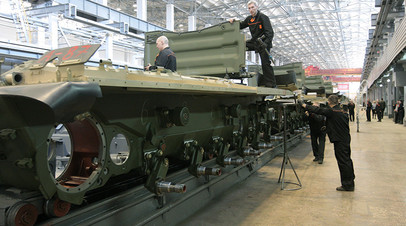 Рабочие «Уралвагонзавода» осуществляют сборку танков 
