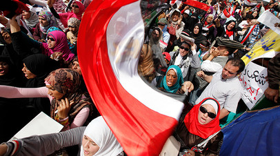 Египетские демонстранты на площади Тахрир в Каире, 1 апреля 2011 года. REUTERS/Mohamed Abd El-Ghany