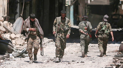 Бойцы Сирийских демократических сил в Манбидже