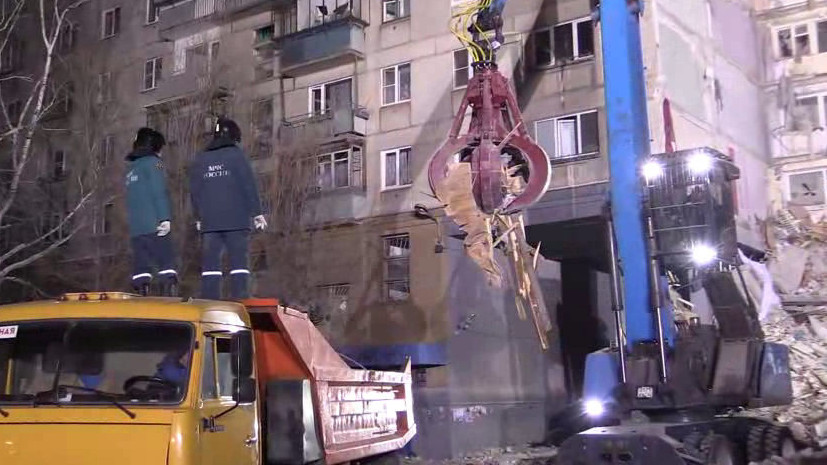 Спасатели демонтировали угрожавшую разбору завалов стену в Магнитогорске