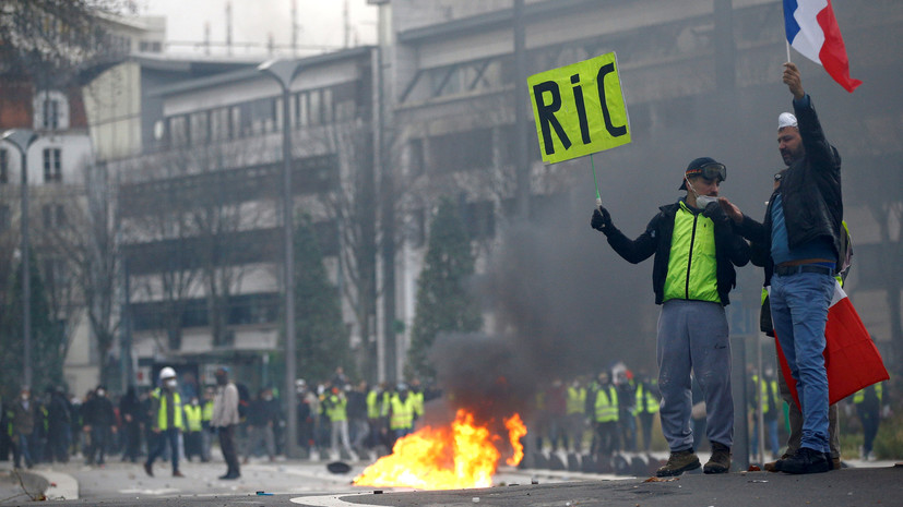 «Страна в гневе»: во Франции активисты «жёлтых жилетов» в восьмой раз проводят акции протеста