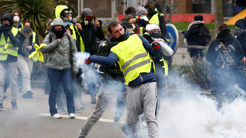 Полиция применила слезоточивый газ на акции «жёлтых жилетов» в Париже