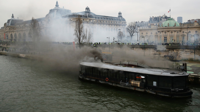Протестующие подожгли плавучий ресторан в Париже
