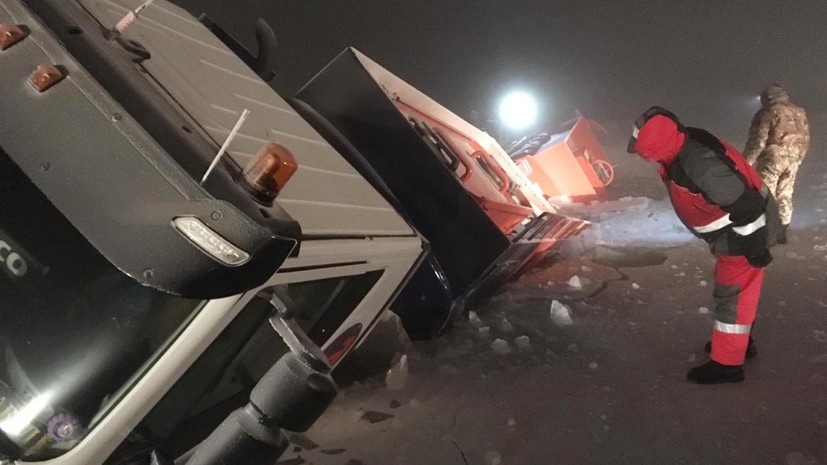 Два бензовоза провалились под лёд в Якутии