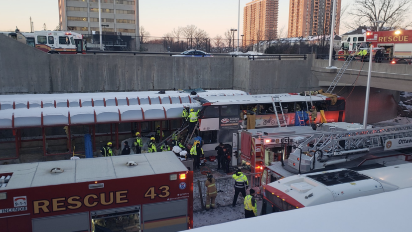 В Оттаве при наезде автобуса на остановку погибли три человека и 23 пострадали